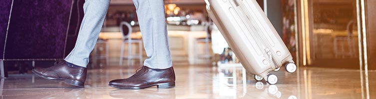 Mann mit Koffer Hotel zwischen Fluegen