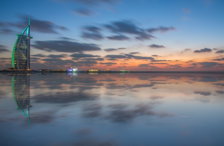der Burj al Arab bei Nacht Dubai