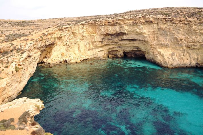 Felsklippen mit klarem türkisblauem Meer Malta