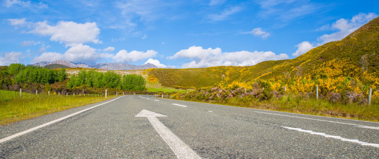 Urlaubtransfer in Antalya Leere Strasse Richtung Berge