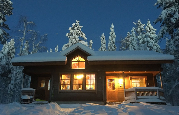 Huette in Lappland Huette in verschneiter Landschaft
