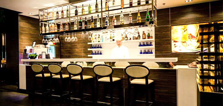 Bar in der Plaza Premium Lounge am Flughafen Hongkong Bar in der Plaza Premium Lounge am Flughafen Hongkong