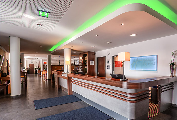 Holiday Inn Express Bremen Airport Parken www.holidayextras.com