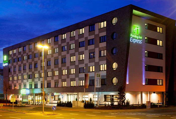 Holiday Inn Bremen Airport Parken www.holidayextras.com