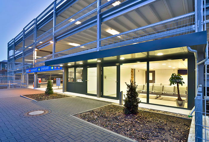 Parkhaus Holiday Park Plus Flughafen Hamburg www.holidayextras.com