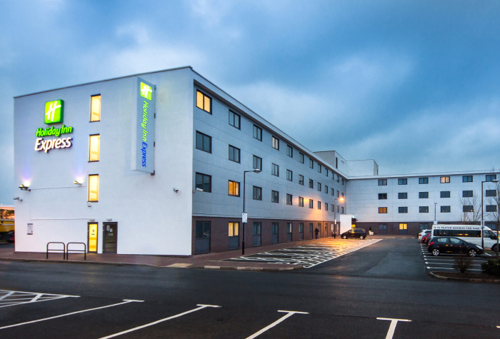 Holiday inn express manchester airport exterior view