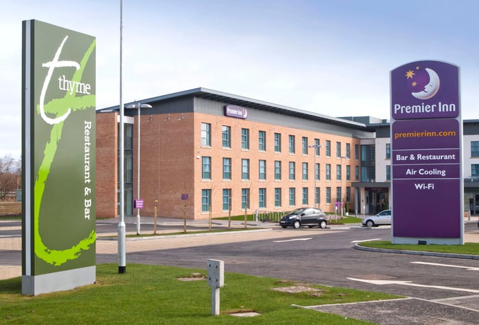 Premier inn m9 j1 edinburgh airport exterior view
