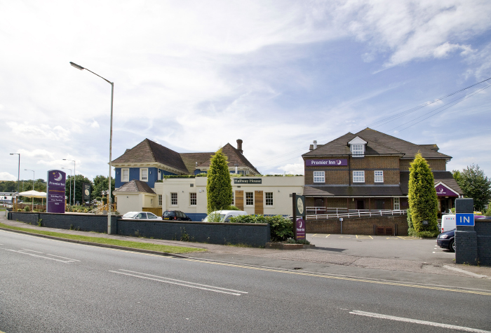 Premier inn dunstable luton airport exterior view